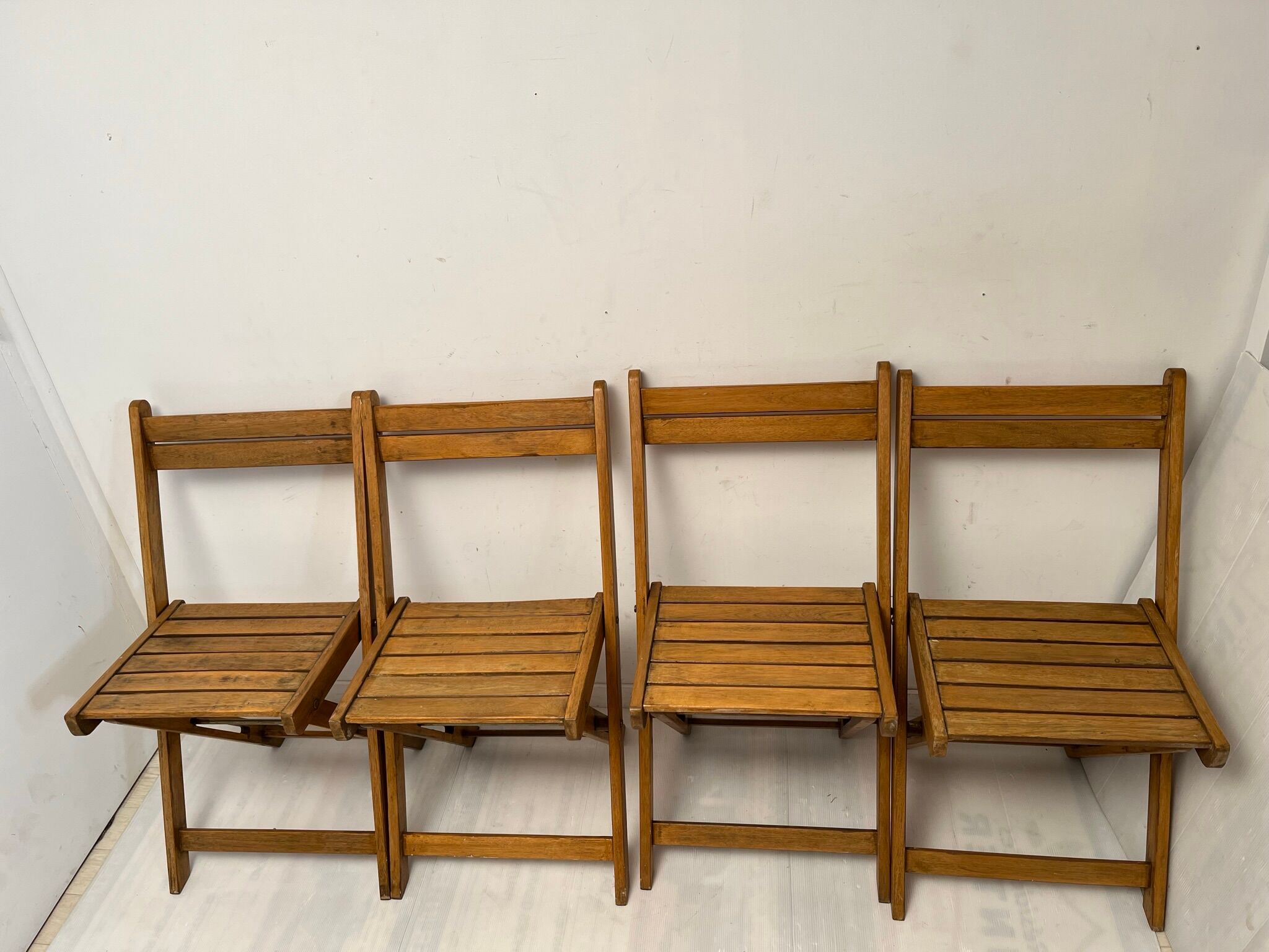 4 foldable chairs in vintage wood