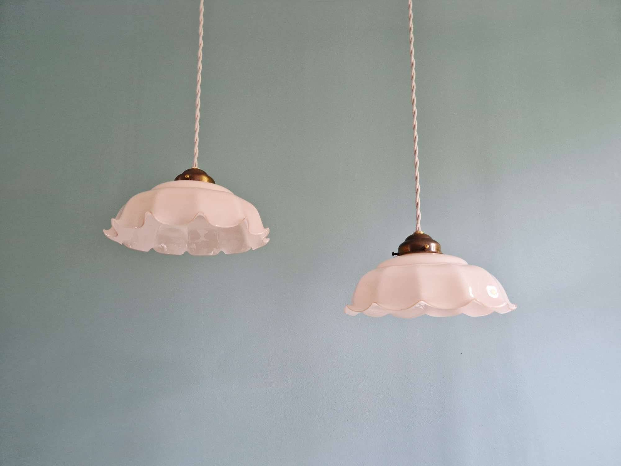 Duo de suspensions en opaline festonnée rose, années 1920-30