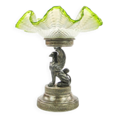 Centre de table figuratif néoclassique avec griffon, étain argenté, laiton argenté, manufacture Plewkiewicz, Pologne, début du 20e siècle.