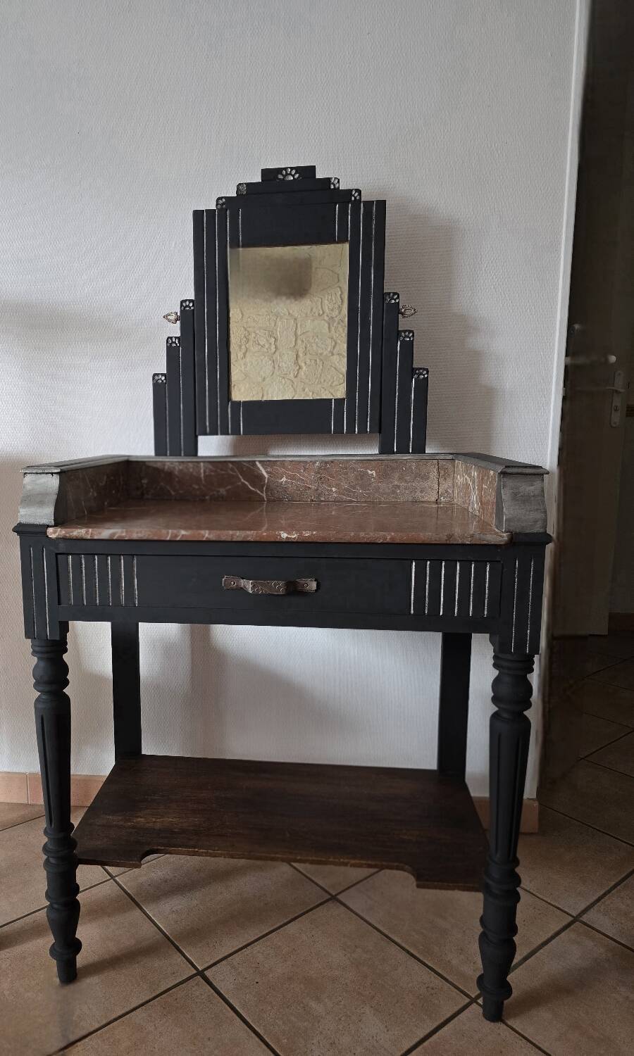 Art Deco dressing table with a movable mirror.