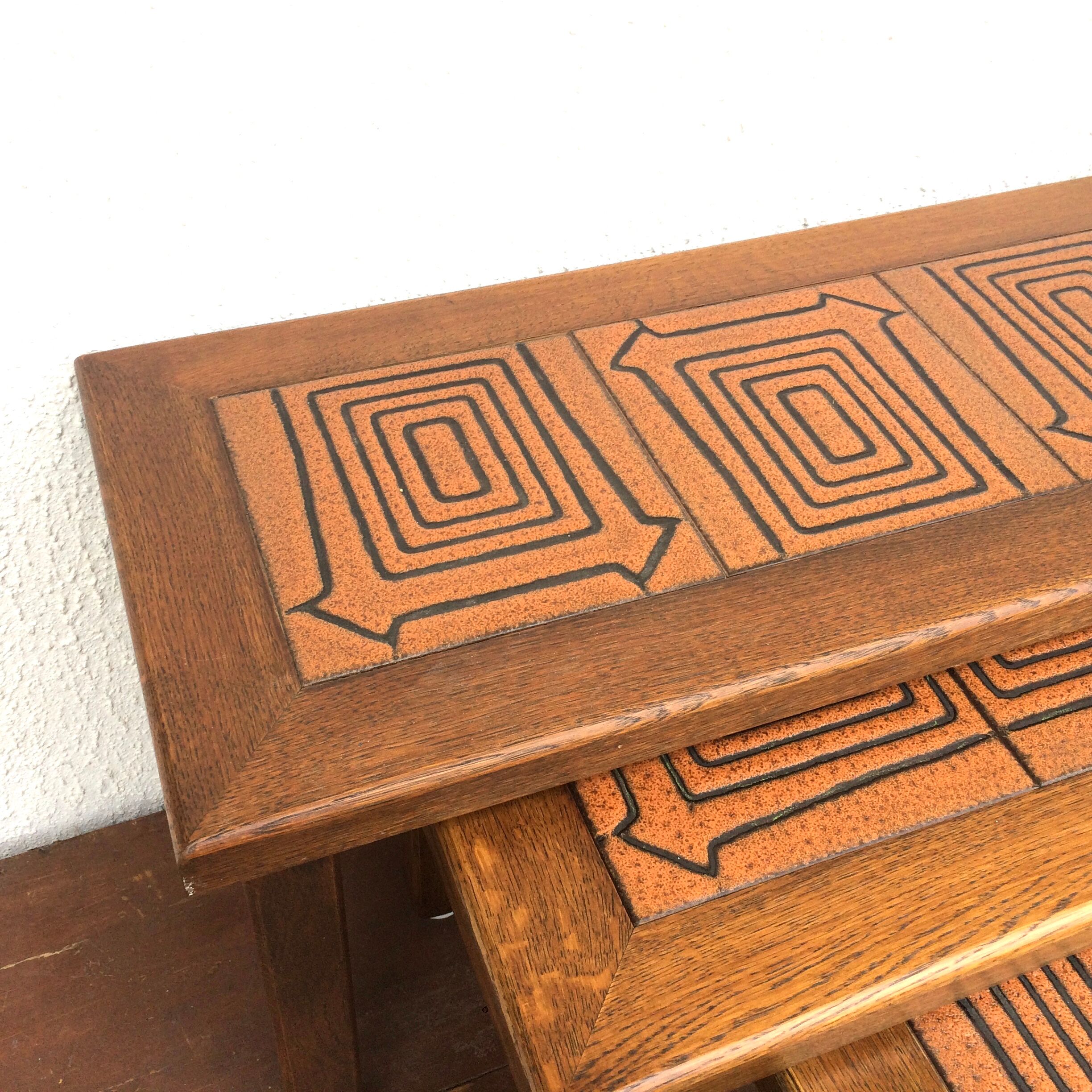 Pull-out tables in oak and ceramic