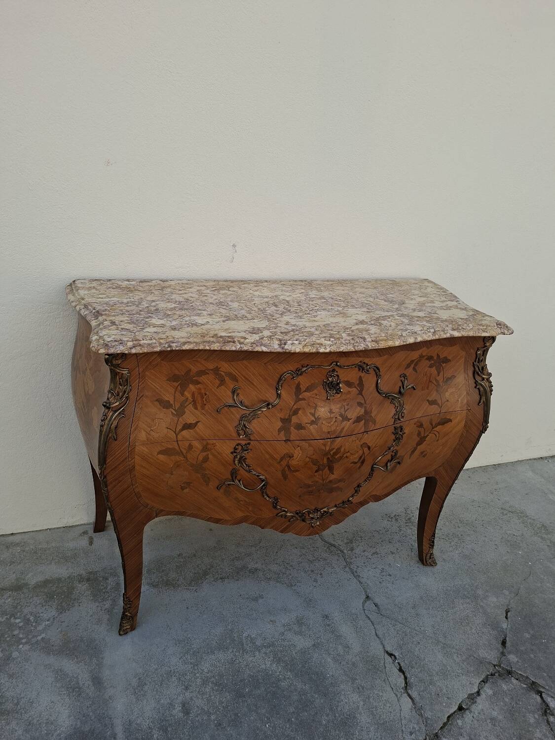Commode style Louis XV en marqueterie et bois de rose