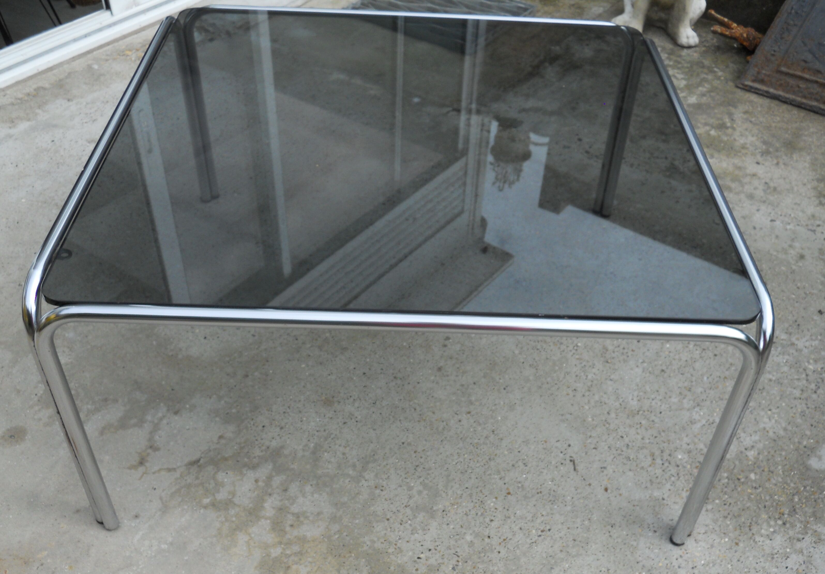 Table basse carrée design metal chrome verre fumé