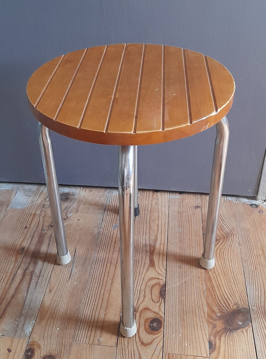 Tabouret 4 pieds tubulaire  assise bois strié, vintage