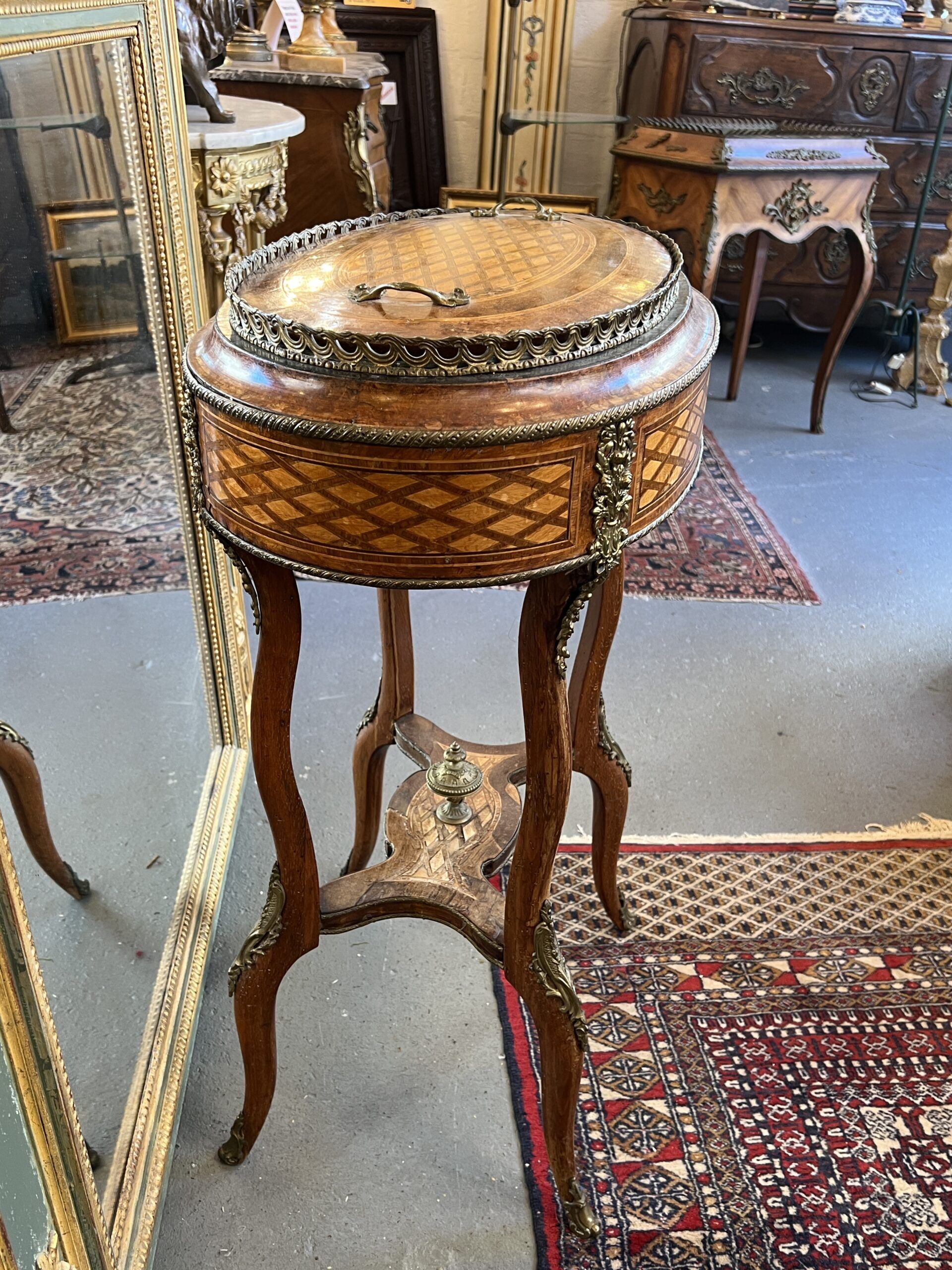 Very beautiful and old wooden marquetry planter, Napoleon III period, mid-19th century.
