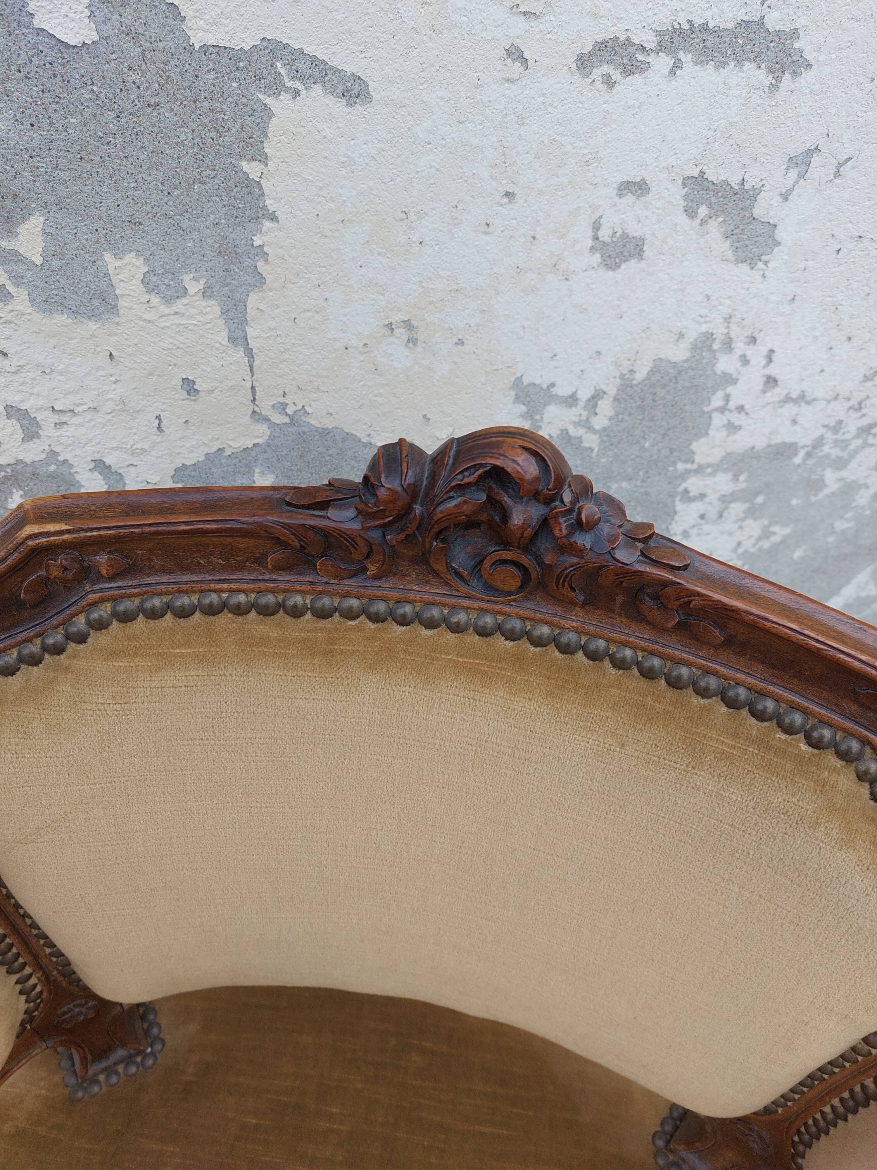 Paire de fauteuils corbeille louis XV en Noyer sculpté