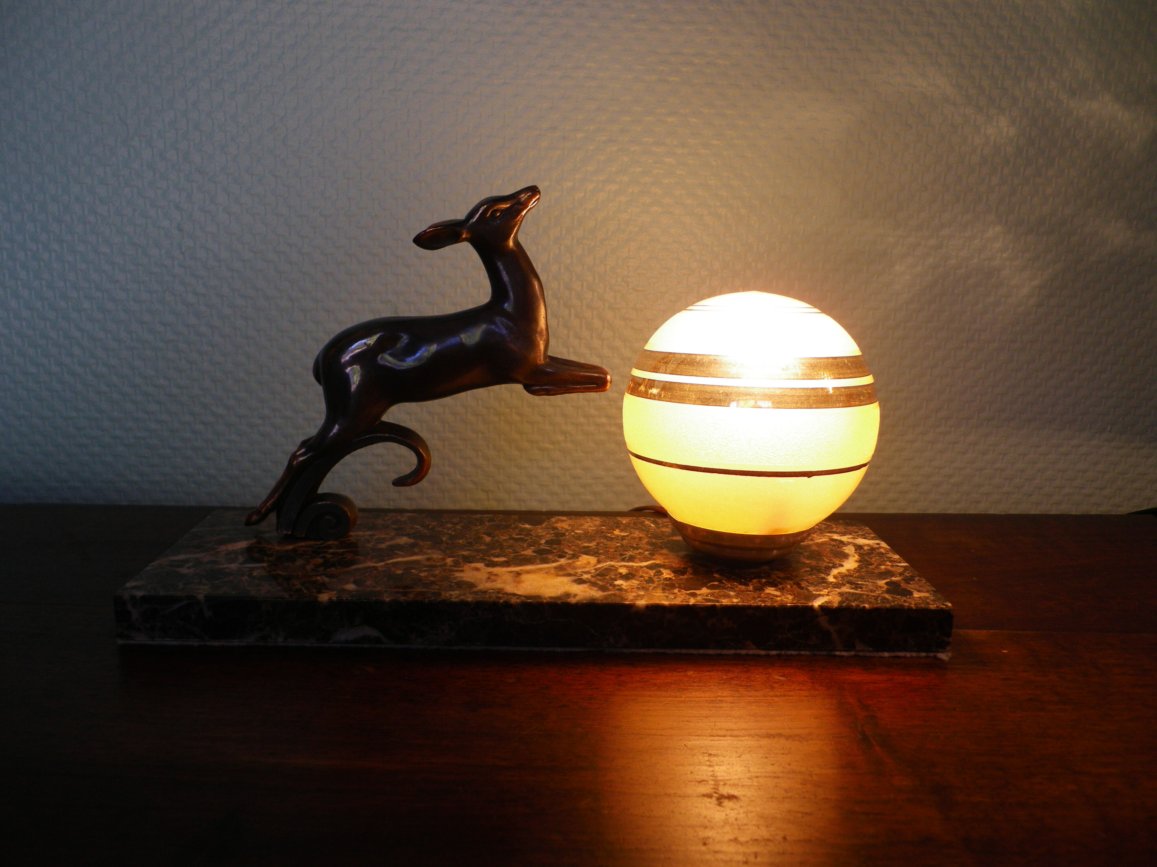 Art deco table lamp, marble, opaque glass and granite, animal in bronze patinated regulator