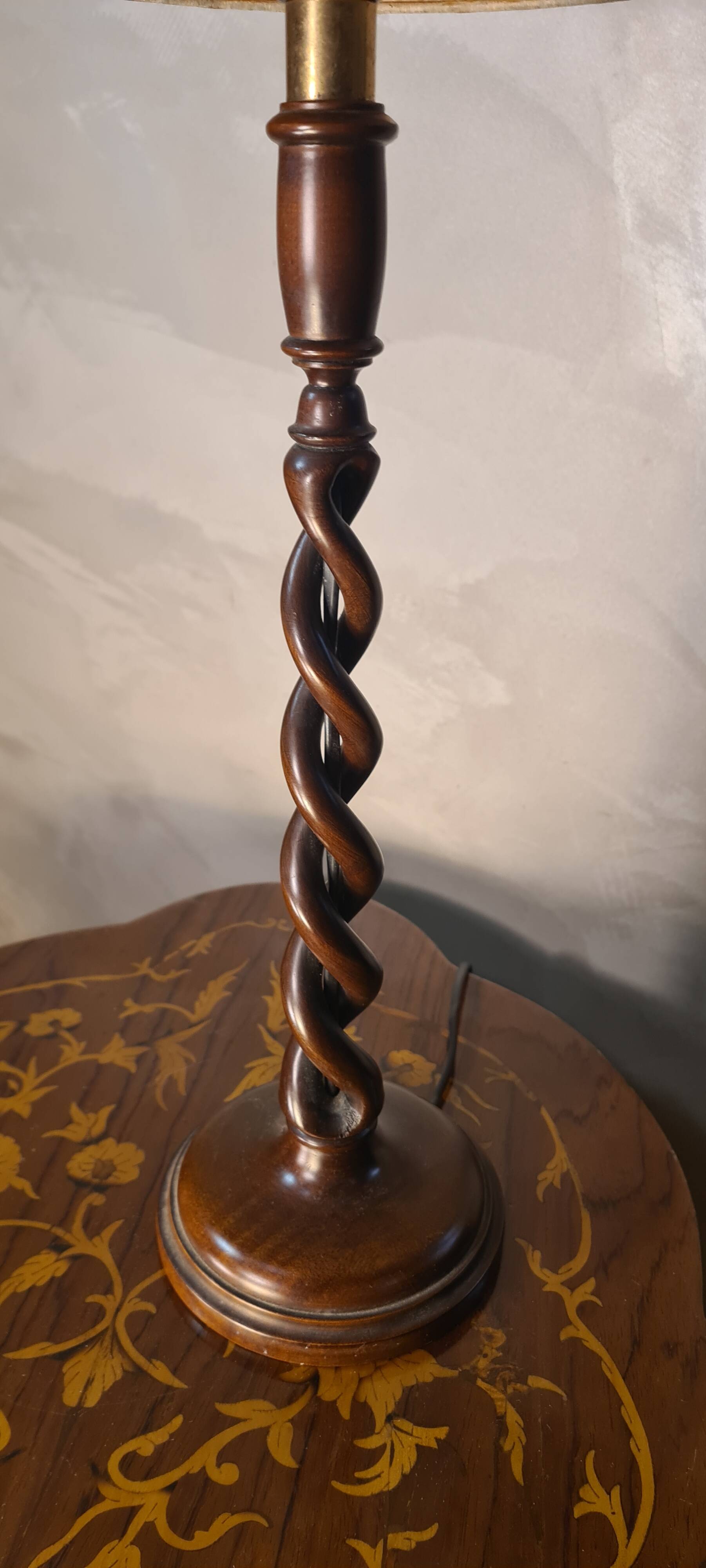 Twisted wood lamp
