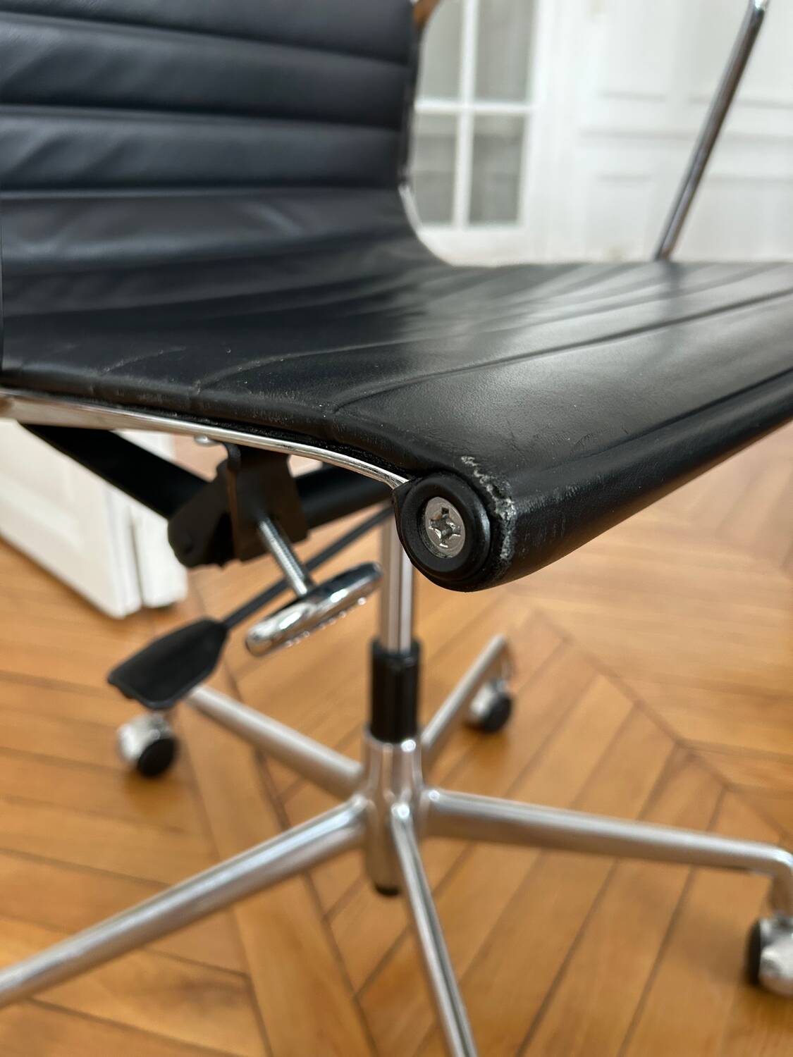 Chaise de bureau Eames Vitra EA118 en cuir