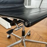 Chaise de bureau Eames Vitra EA118 en cuir