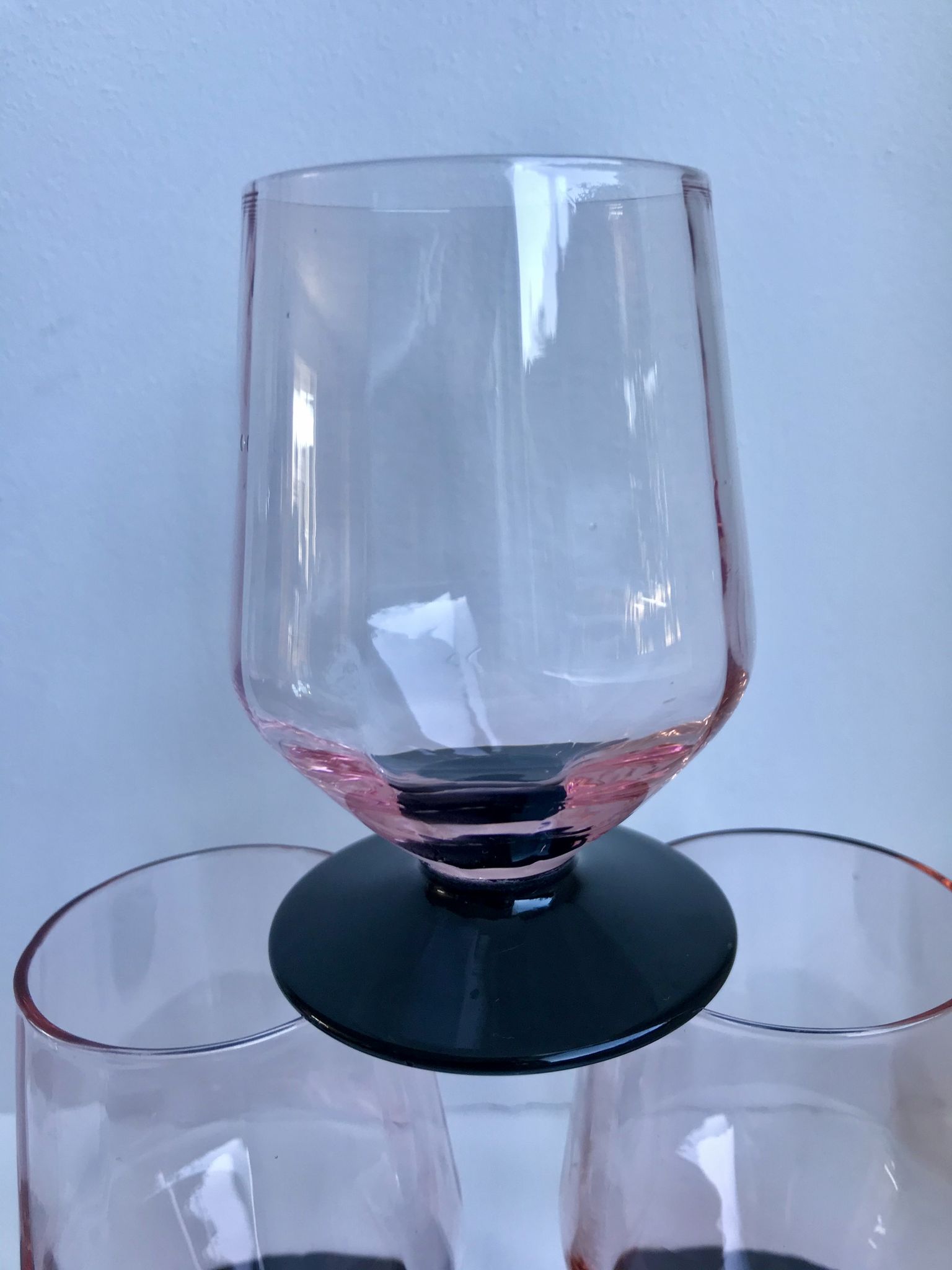 Set of 4 glasses with pink feet and black feet Art Deco 30s
