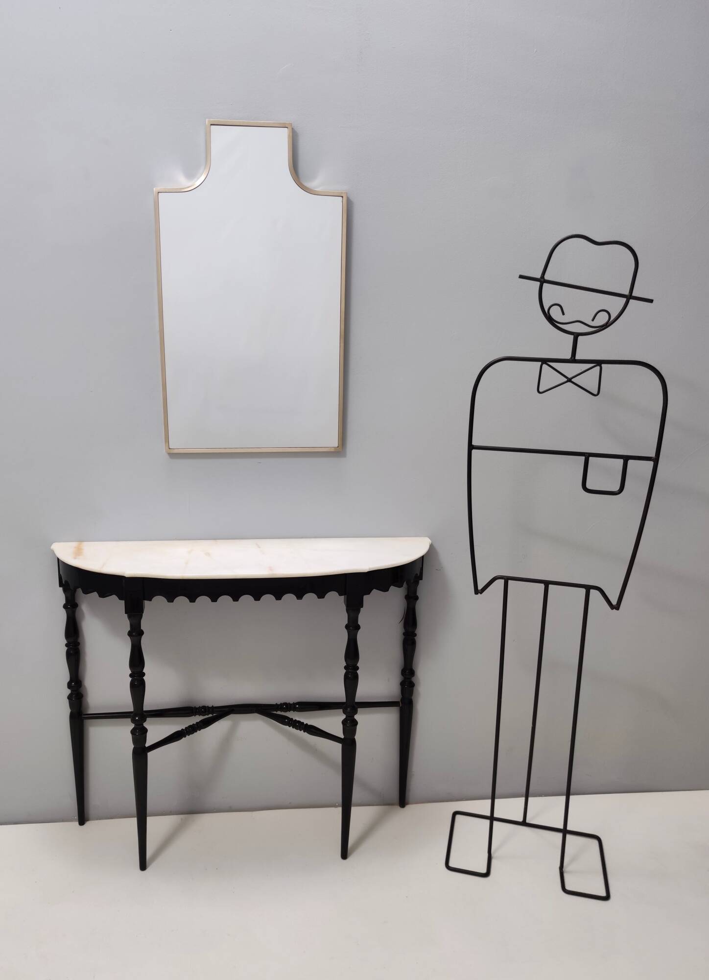 Miroir mural en forme de bouclier avec cadre en laiton, Italie