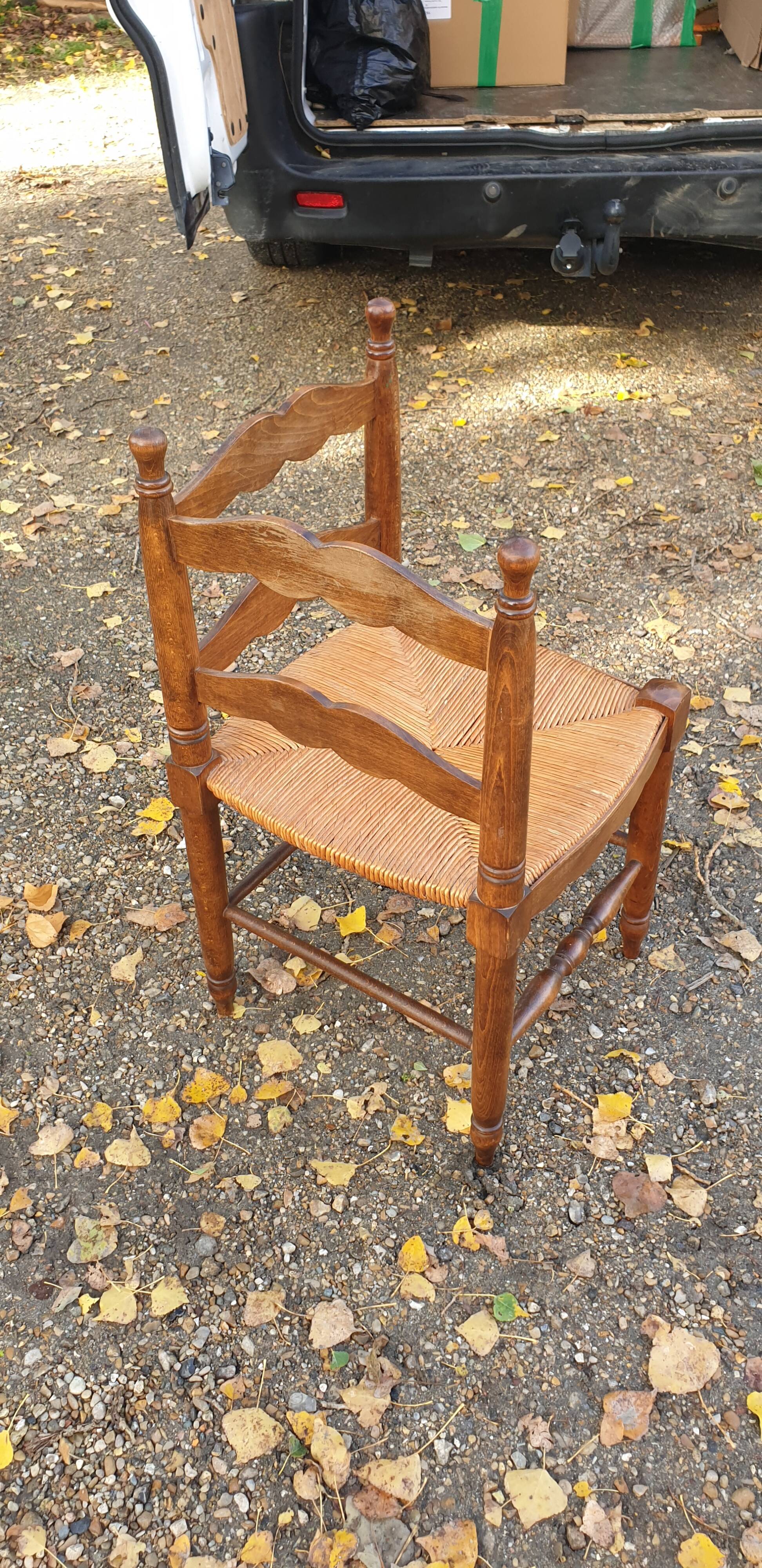 Corner straw chair