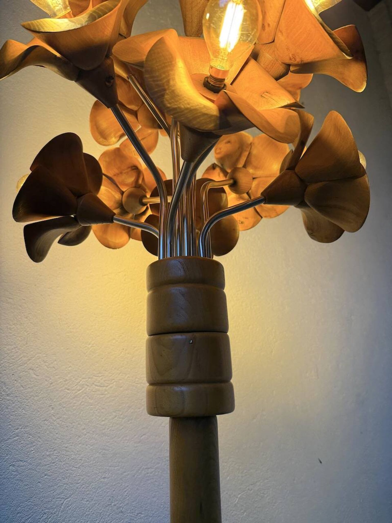 Lampadaire en orme motifs « fleurs », années 70