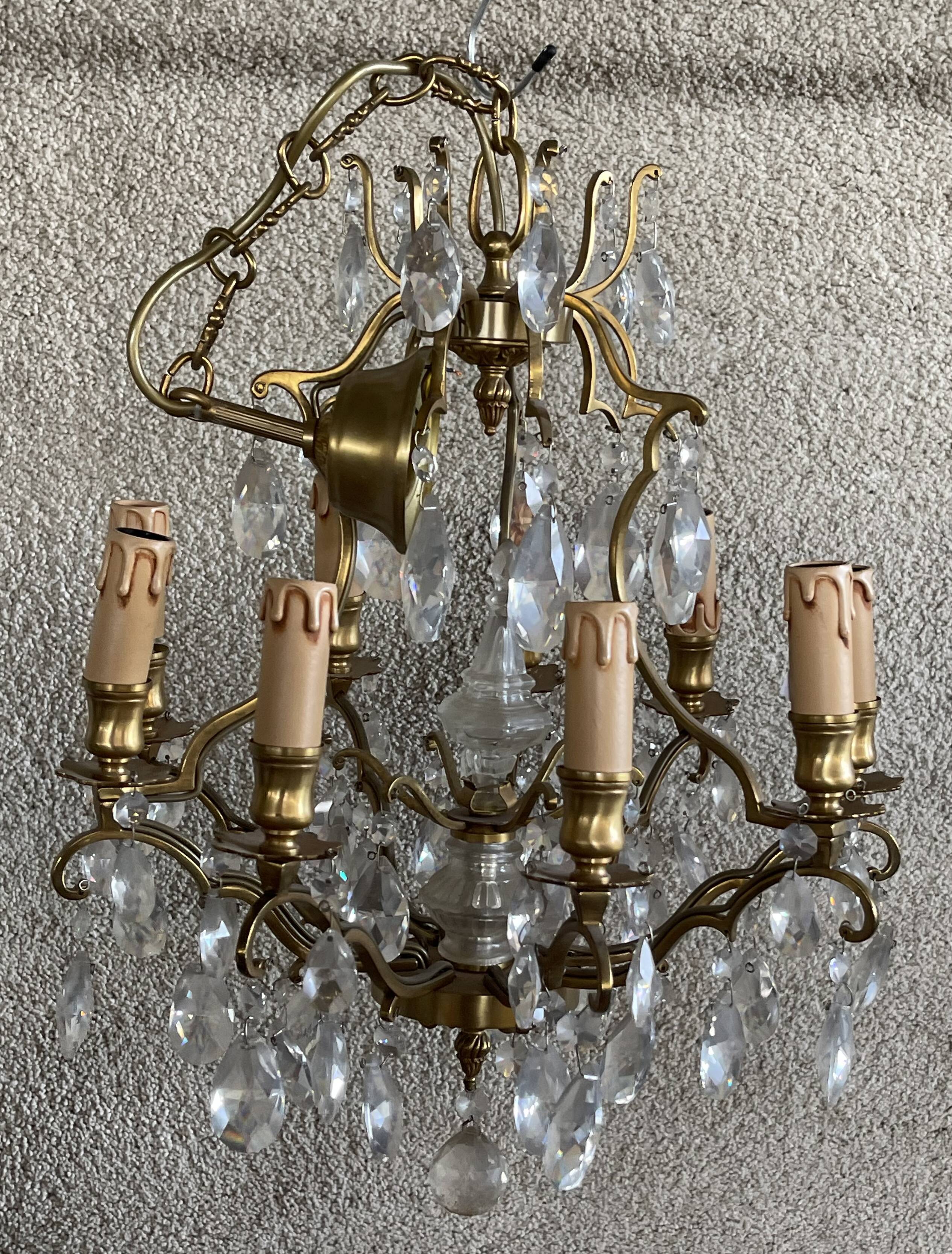 Pair of chandeliers with pendant