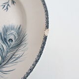 Plat ancien de service en porcelaine opaque à motif au transfert