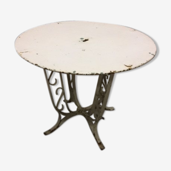 Riveté metal garden table