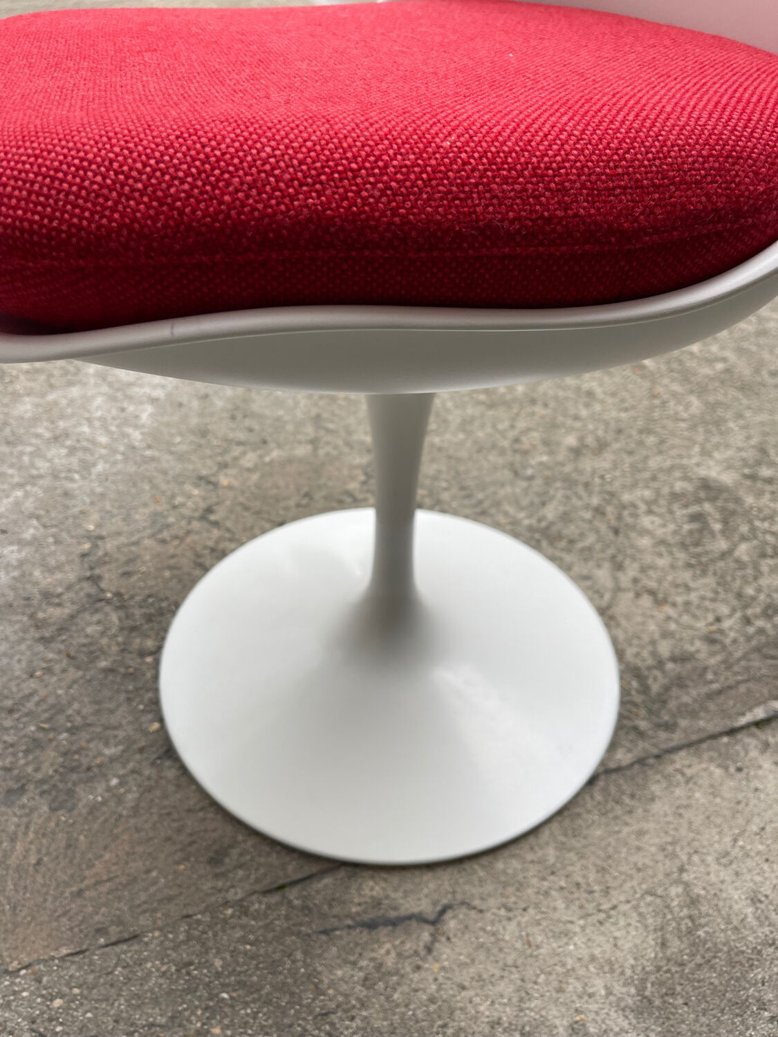 Pair of TULIP Eero Saarinen knoll international chairs