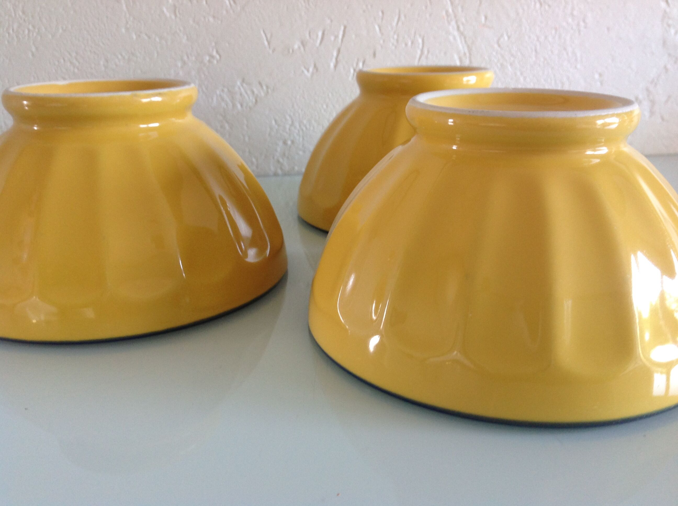 Suite of three yellow ribbed bowls with blue / vintage 70s border