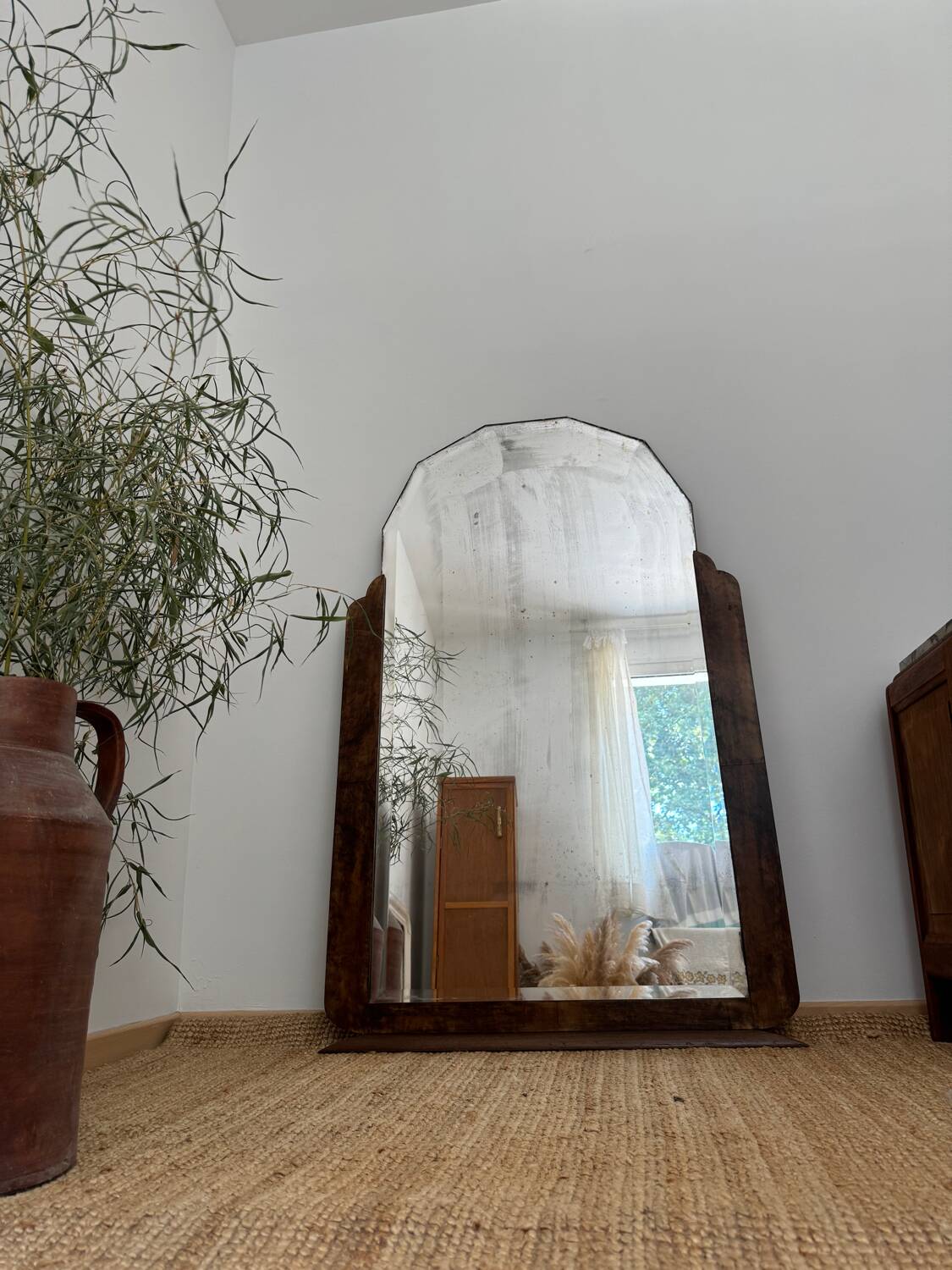 Grand miroir biseauté art déco en noyer