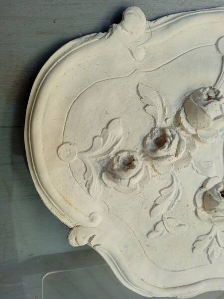 Louis XVI pediment with plaster low relief roses