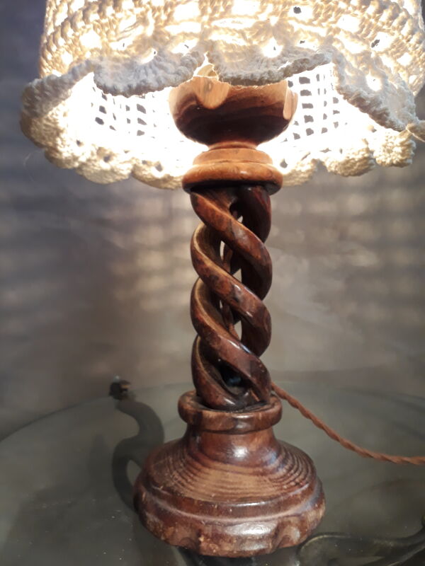 Lampe  bois massif tourner  et abat jour coton au crochet 1960/70