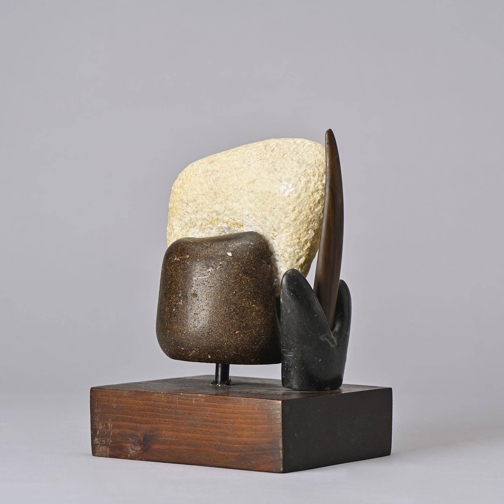Sculpture en pierres libres sur piédestal bois, V. Bee, 1998