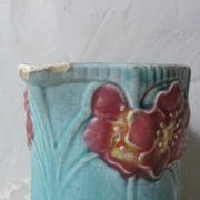 Ancien vase pichet en barbotine art déco turquoise à fleurs