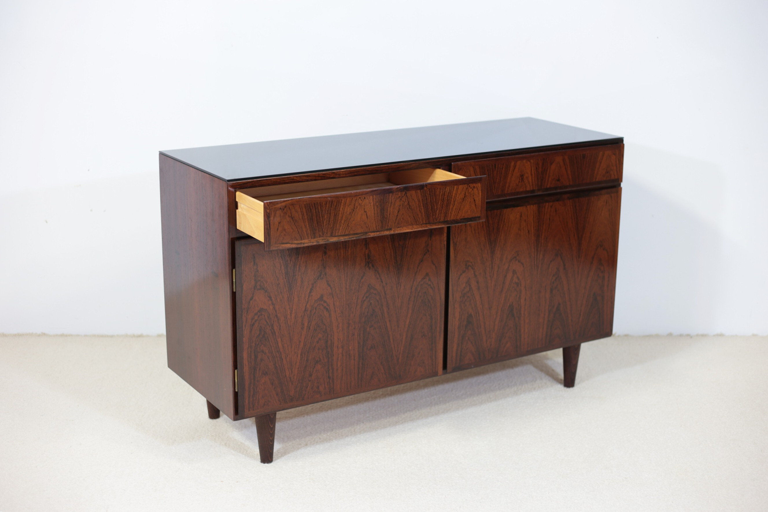 Omann Jun buffet in rosewood