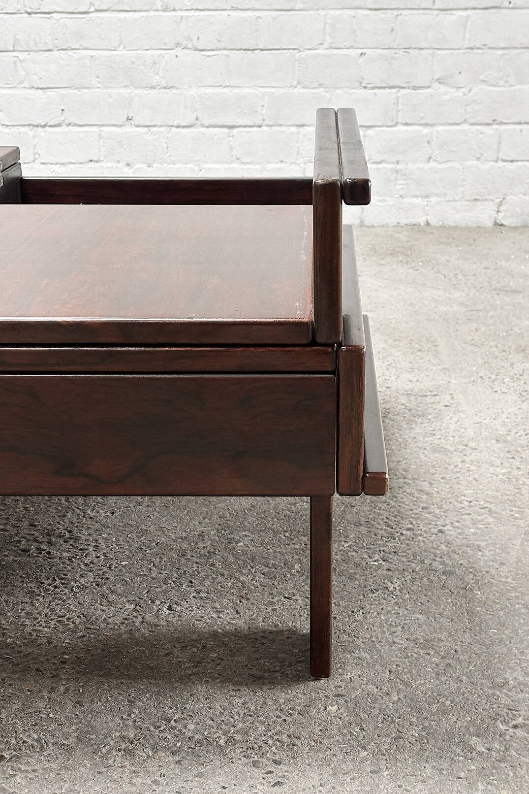 Table basse carrée en noyer avec rangement par Giovanni Michelucci, Italie 1960