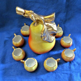8 tasses et une bouteille en forme de poire 1960