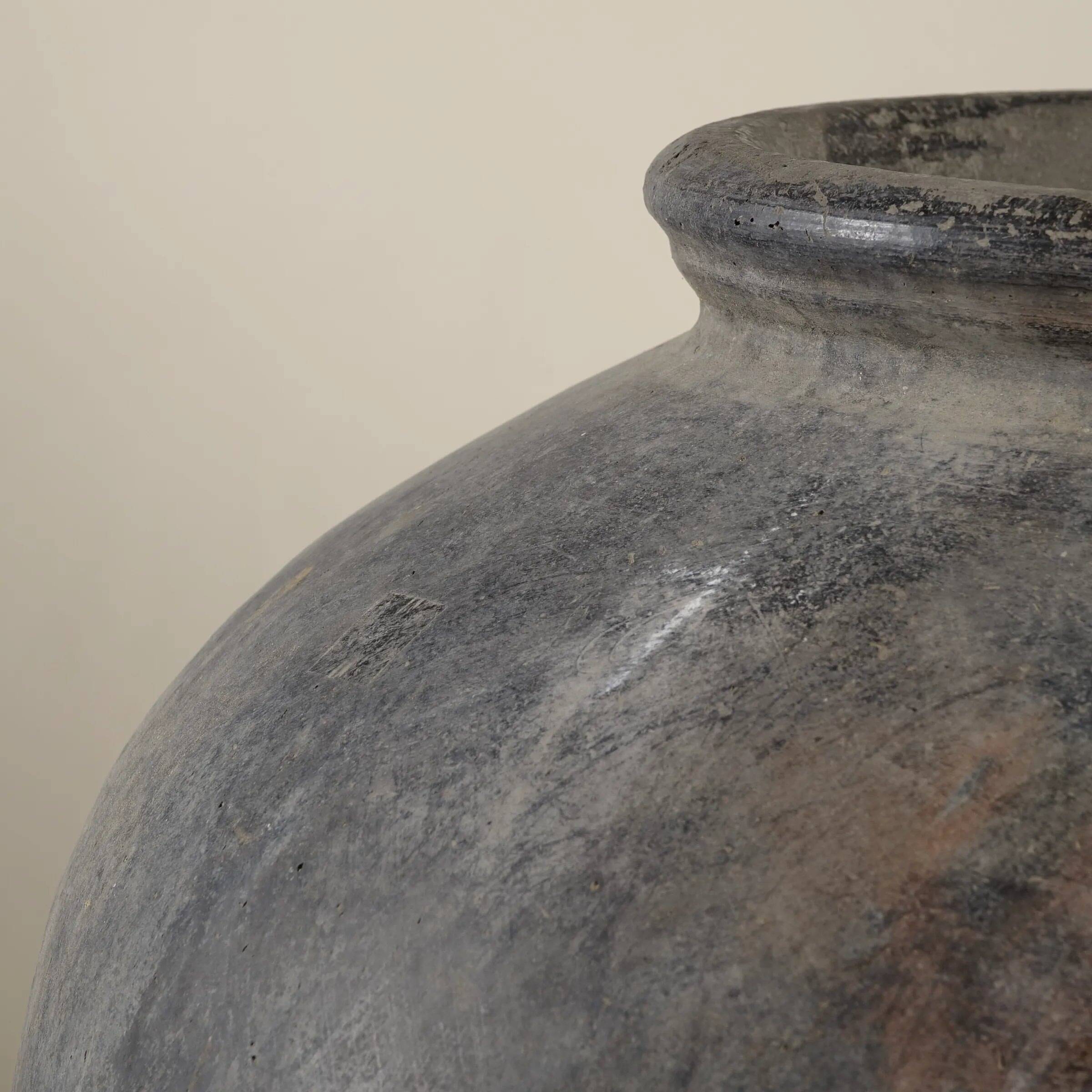 Anaaj - Large Indian terracotta jar no. 1