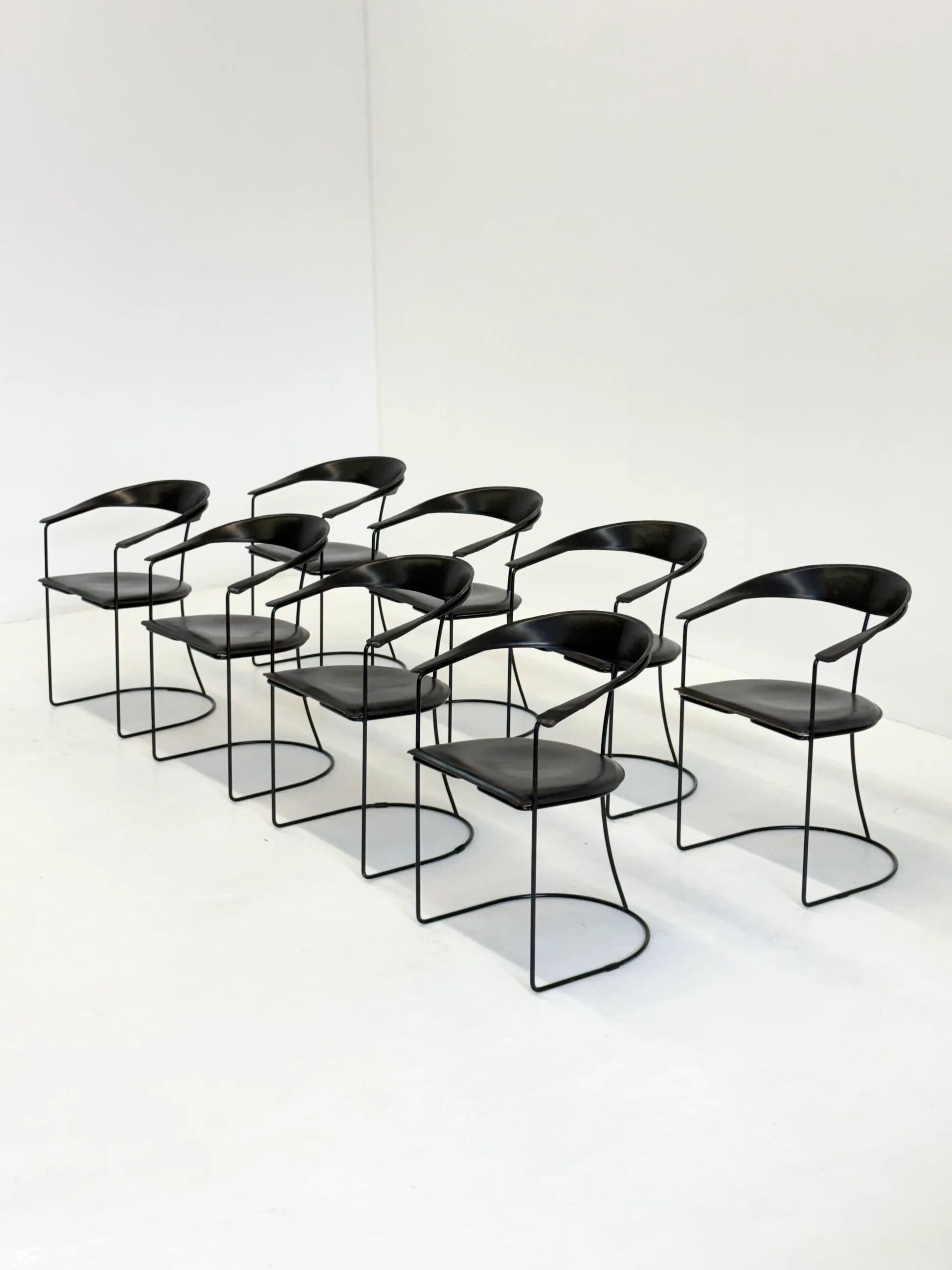 Ensemble de 8 chaises de salle à manger vintage Arrben Ursala en cuir noir.