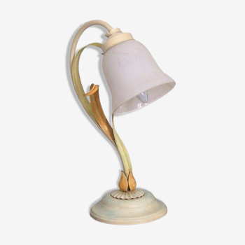 Français vintage Tole Ware Lampe de table Scroll Leaf Detail & White Glass Shade 4354