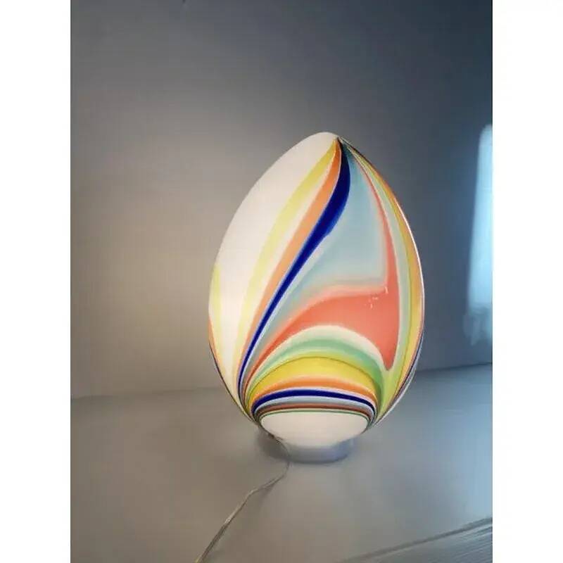 Lampe de table œuf blanc avec décor multicolore par Simoeng