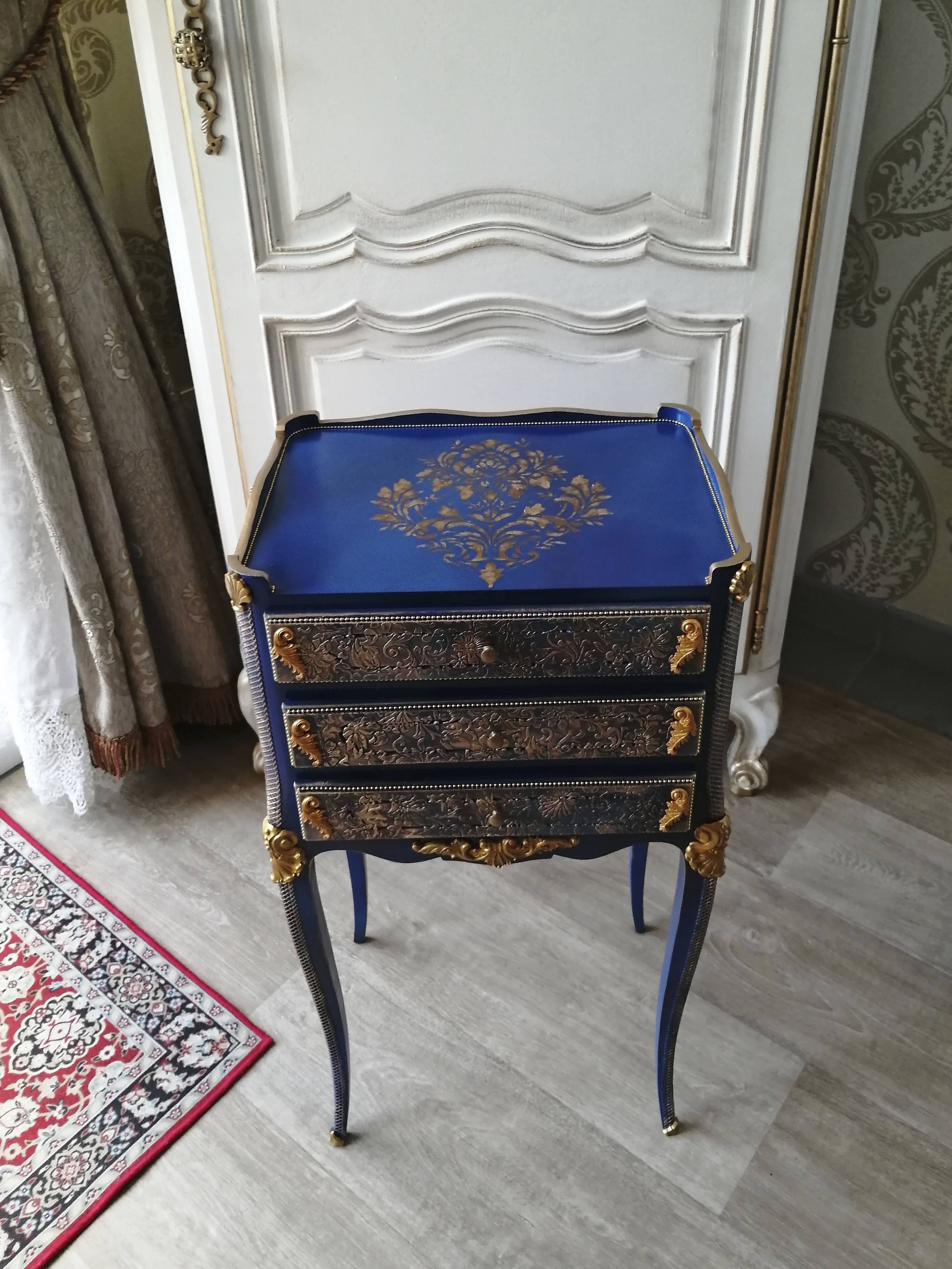 Table de chevet relookée classique – meuble décoratif bleu et doré
