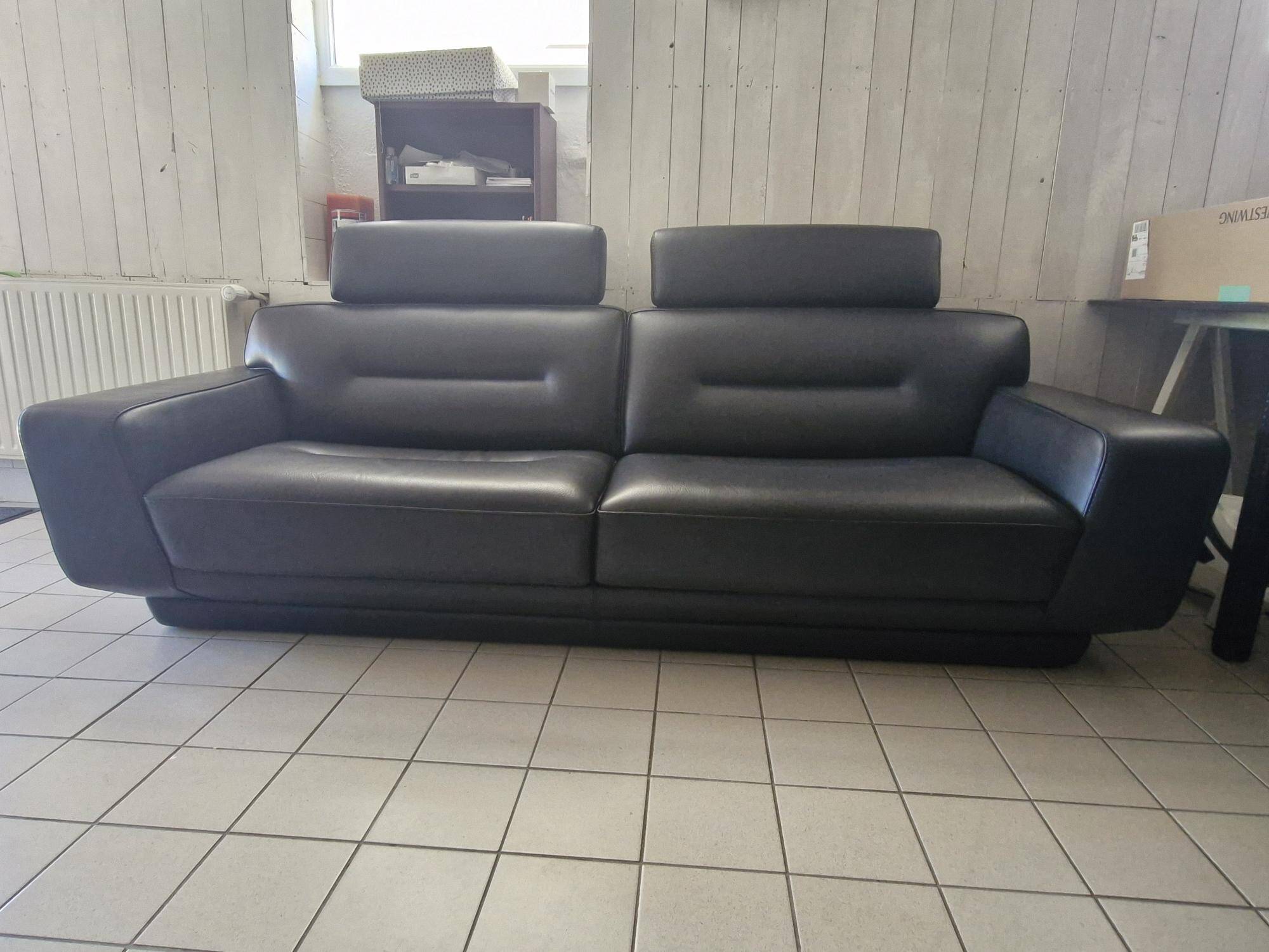 "Pulsation" canapé Roche Bobois, with headrests, black leather.