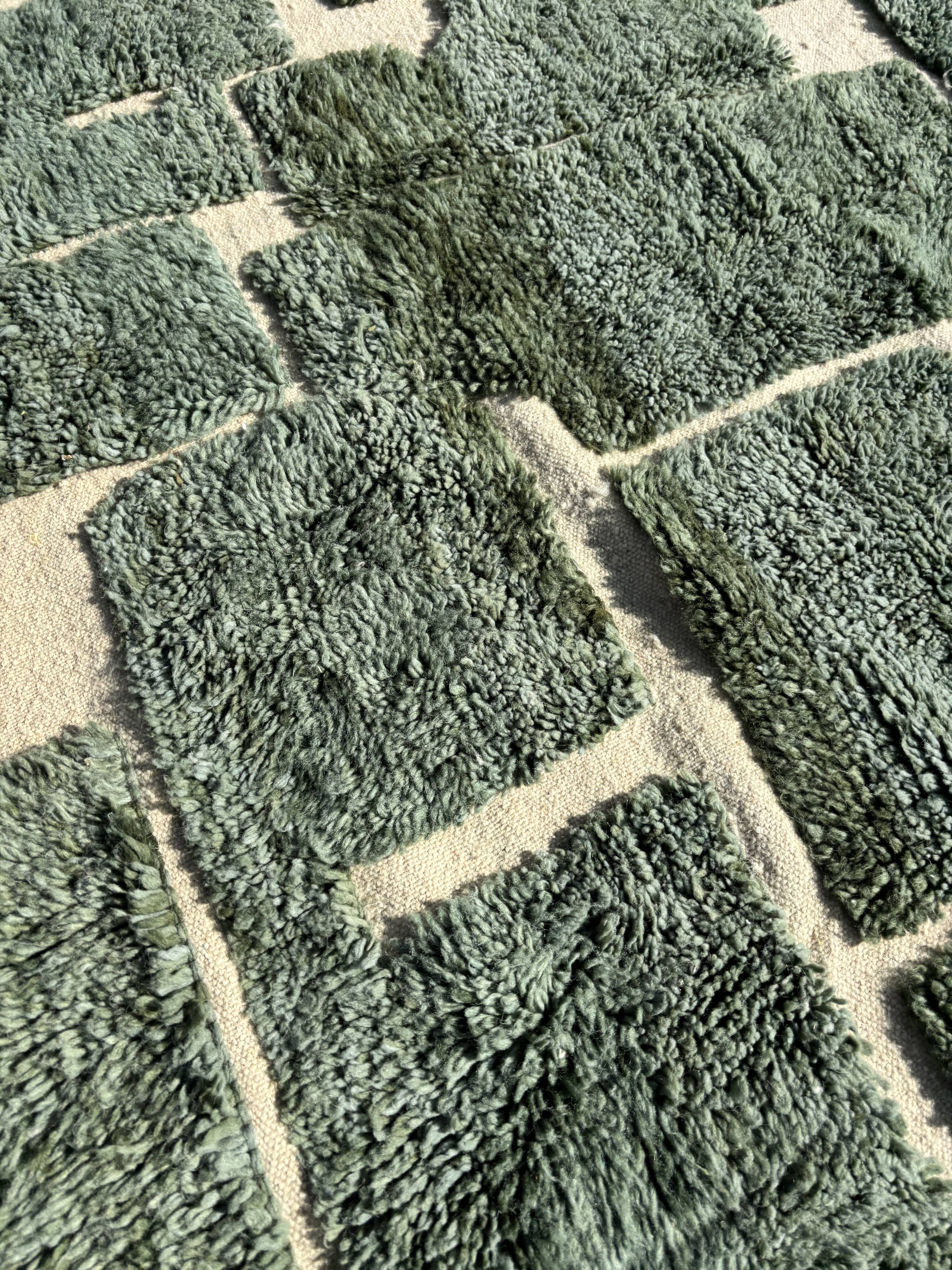 Moroccan Berber rug in green and white wool 200x300 cm – Designer rug con