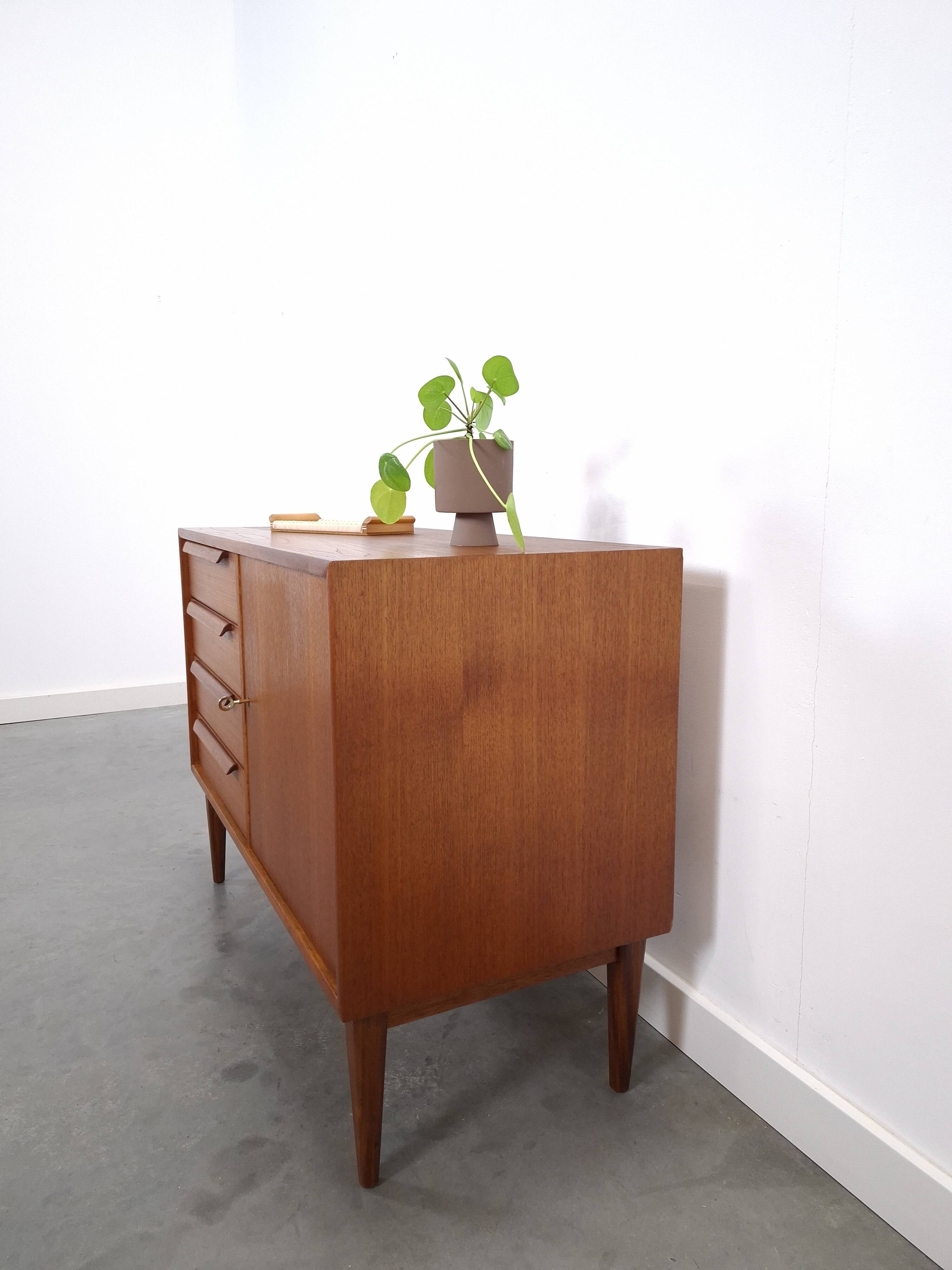 Teak sideboard met 4 lades en houten grepen, Bornhold