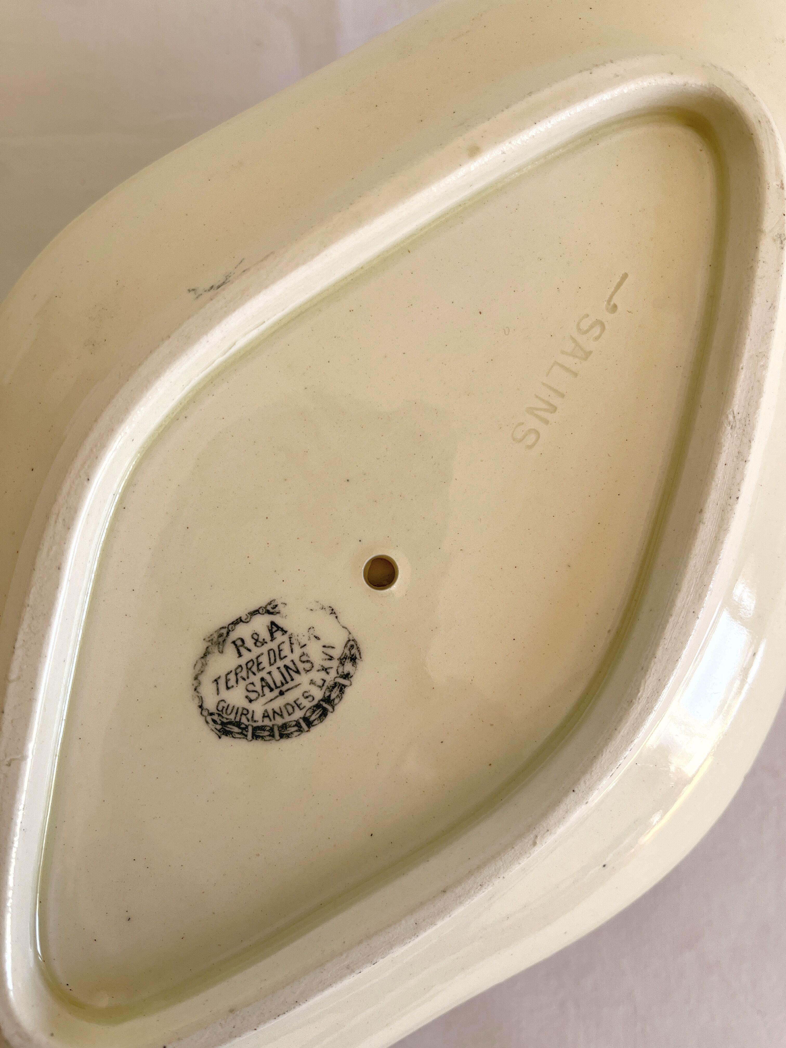 Iron earth saucière "Garlands Louis XVI" Salins