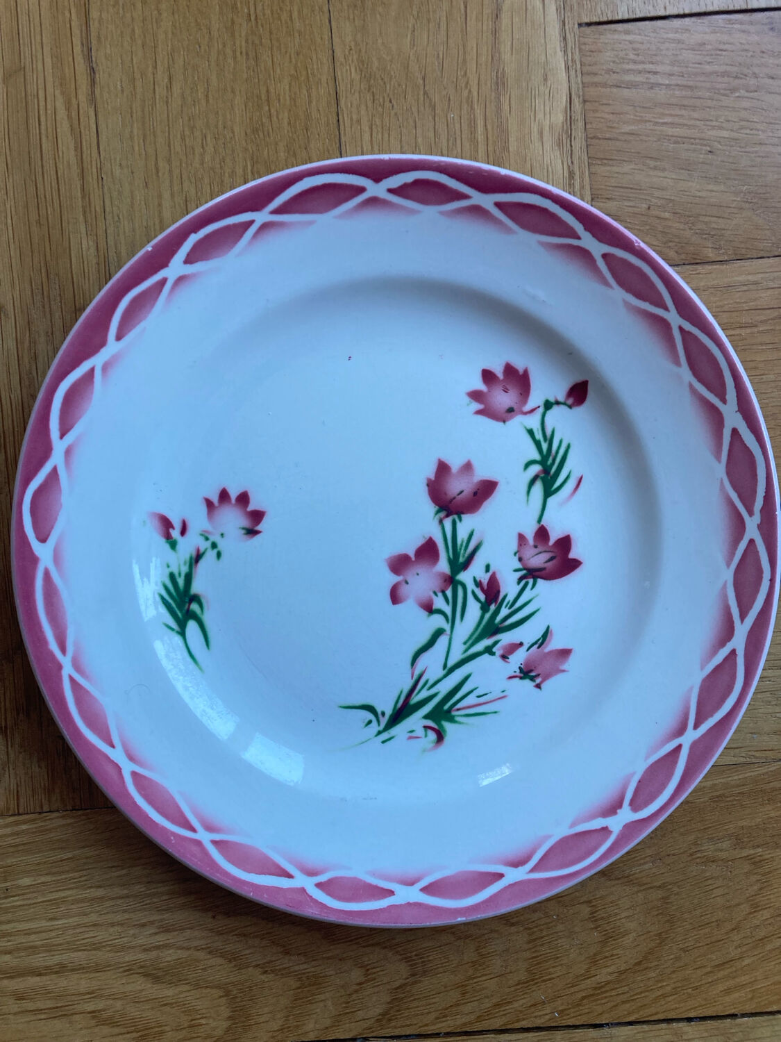 Flat plates Aude Sarreguemines with a rose flower design.