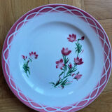 Flat plates Aude Sarreguemines with a rose flower design.