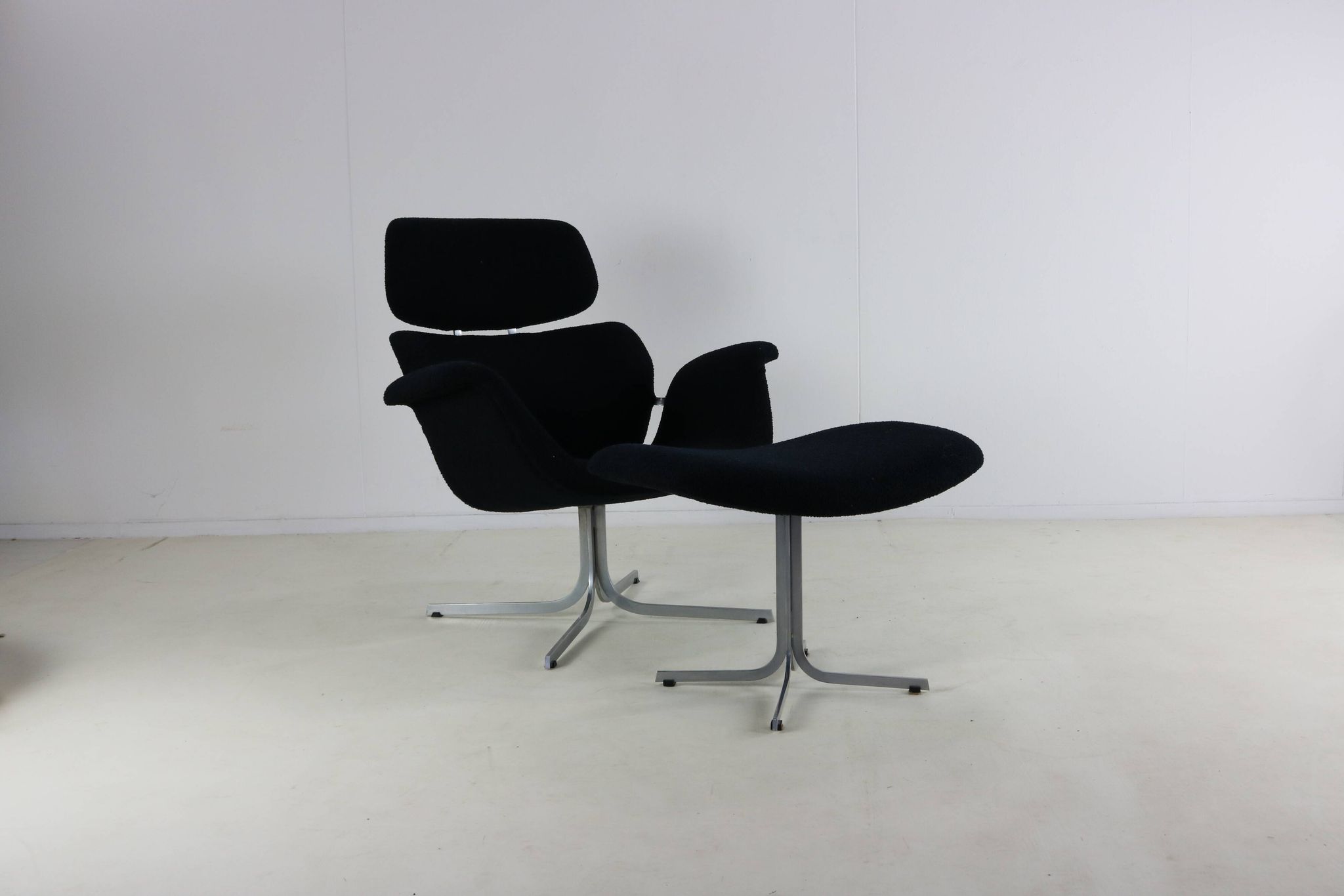 Artifort big tulip lounge chair with original ottoman