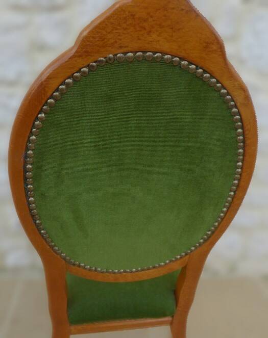 Chaise médaillon ancienne chic de style avec tissus velours vert et clous