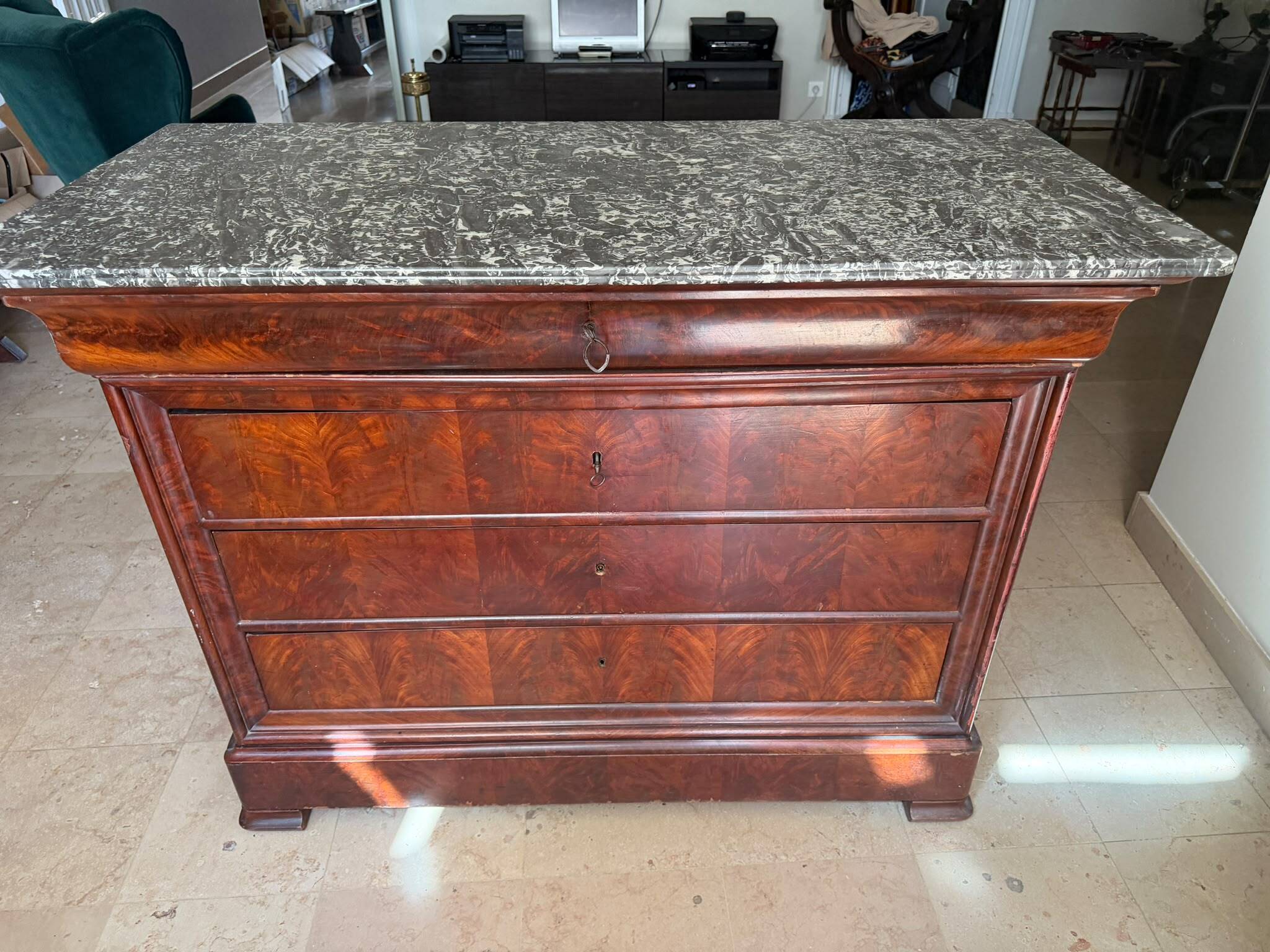 Louis-Philippe mahogany commode with flame finish – 4 drawers – Marble top