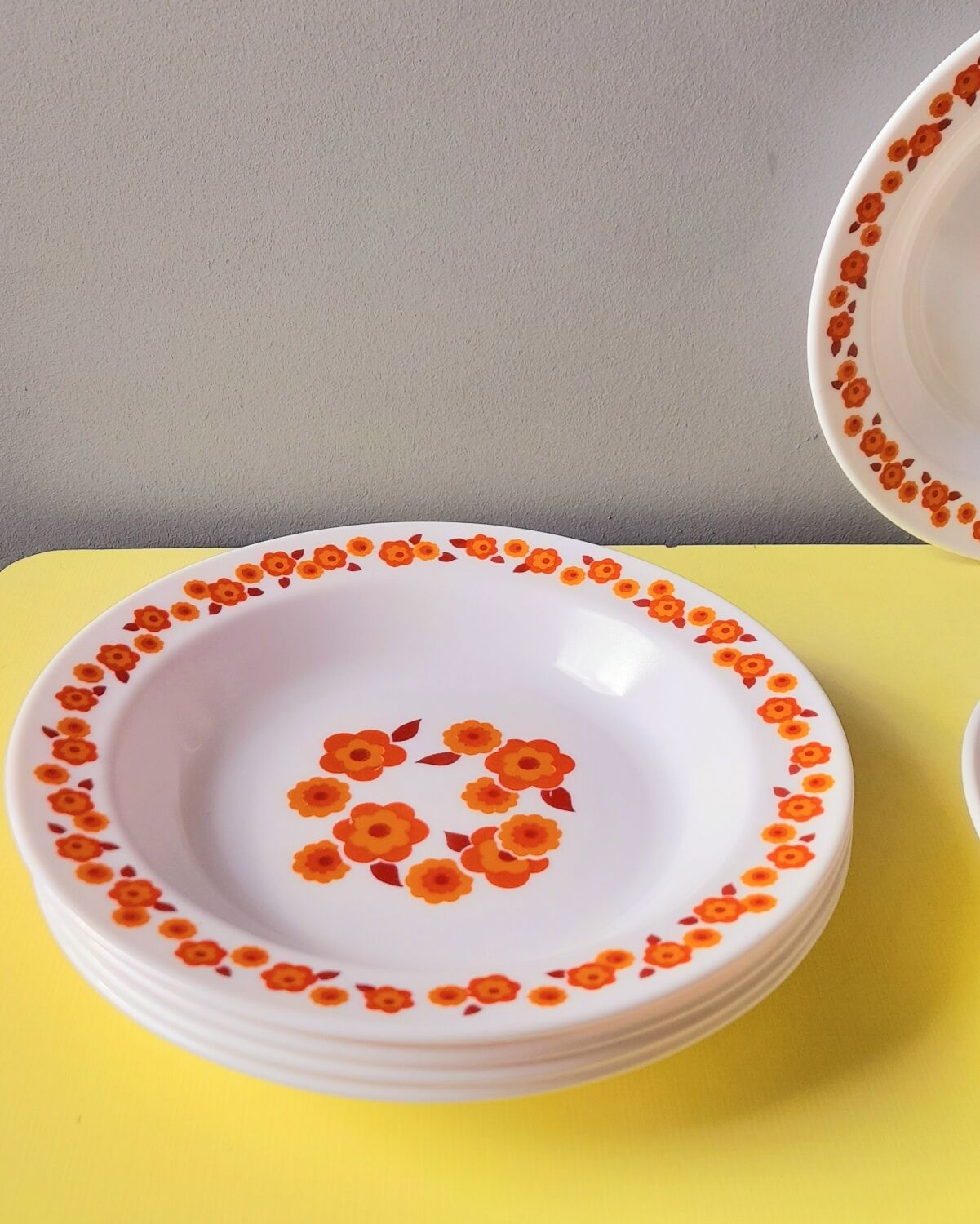 Arcopal Lotus 70s plates