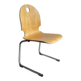 Chaise empilable en bois cintré et chrome des années 1980 en France.