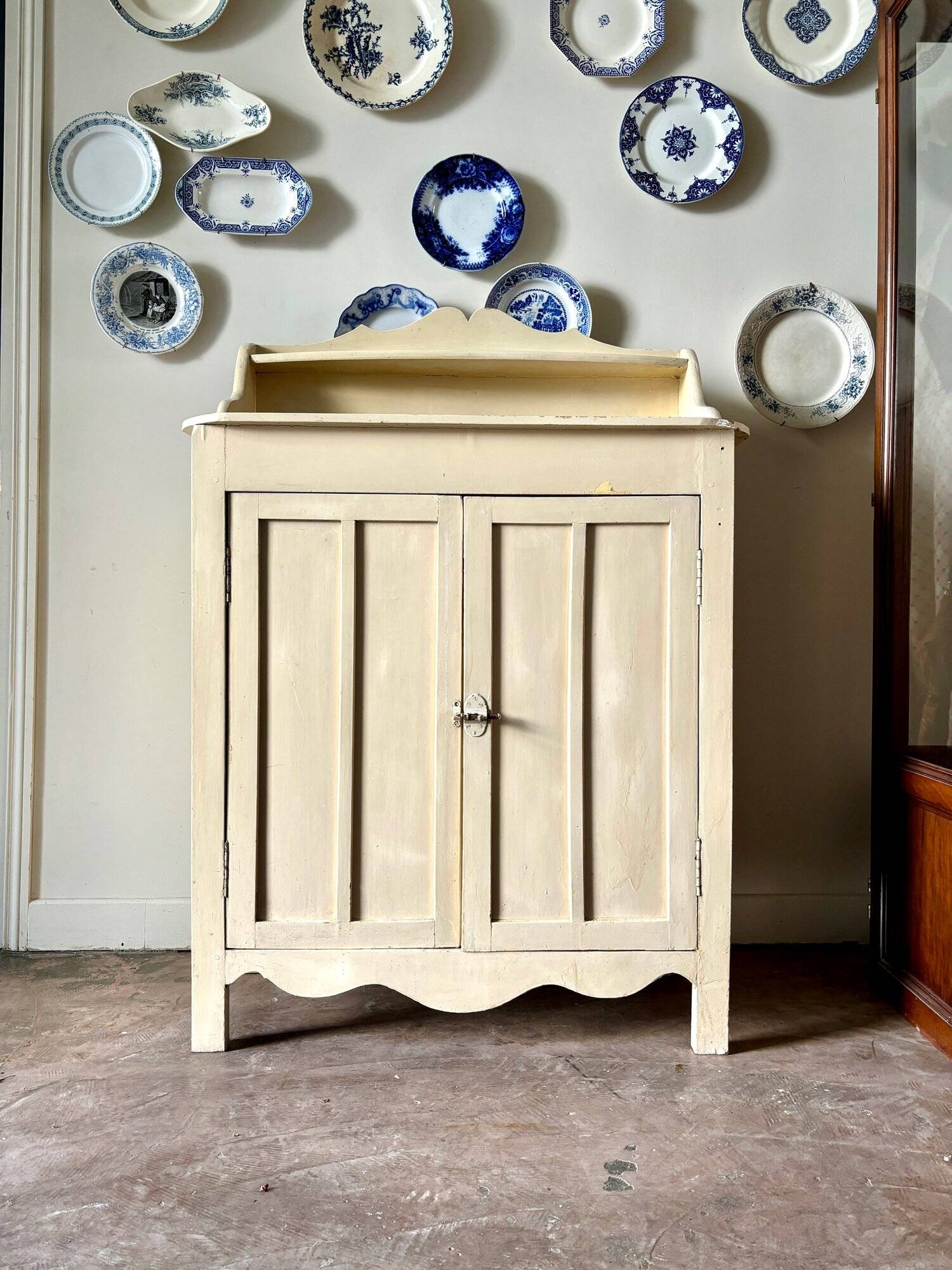 Confiturier, buffet 2 portes en bois beige
