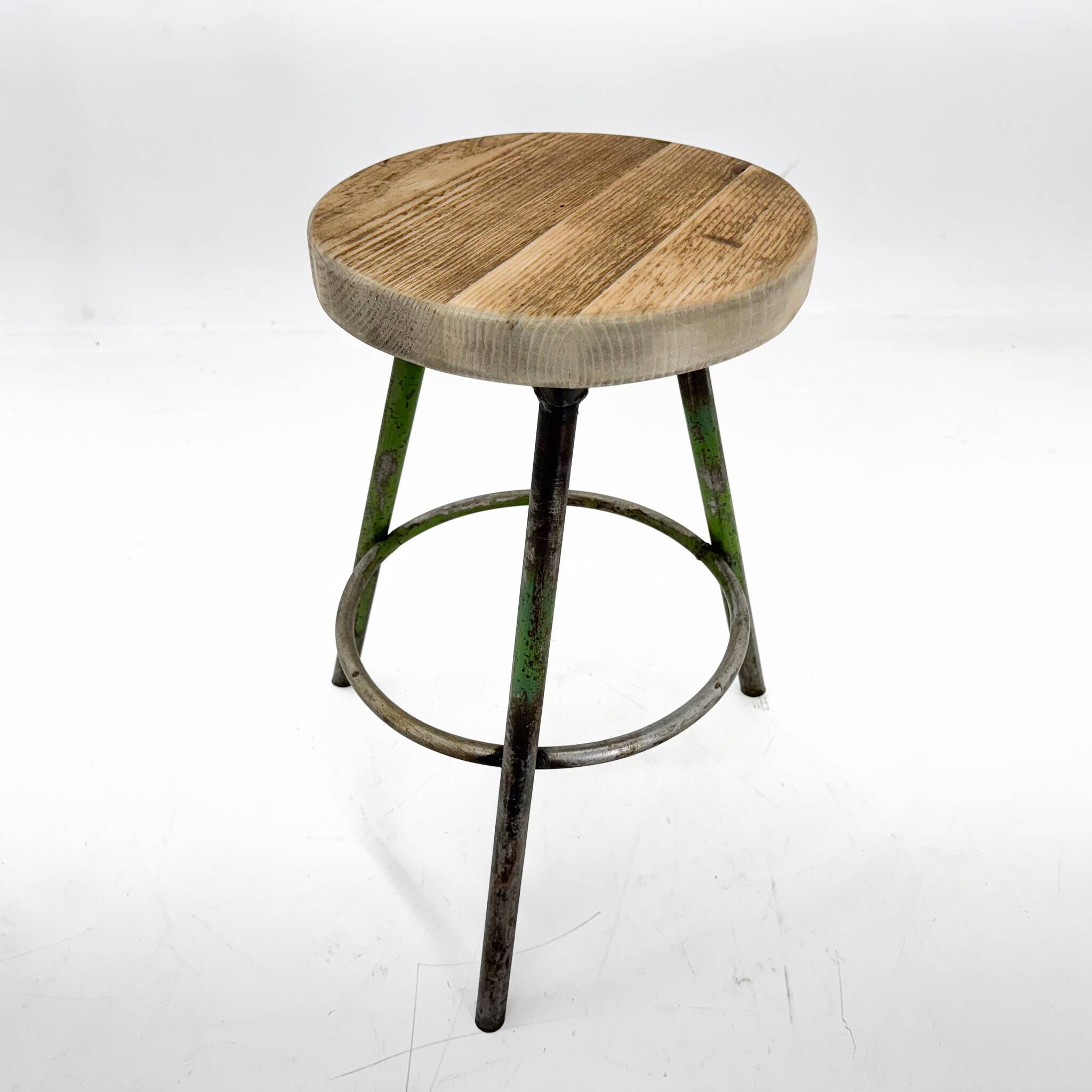 Tabouret trépied industriel vintage en acier et bois, 1950
