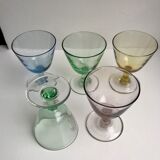 Ensemble de 5 verres à pieds à liqueur en verre coloré années 70